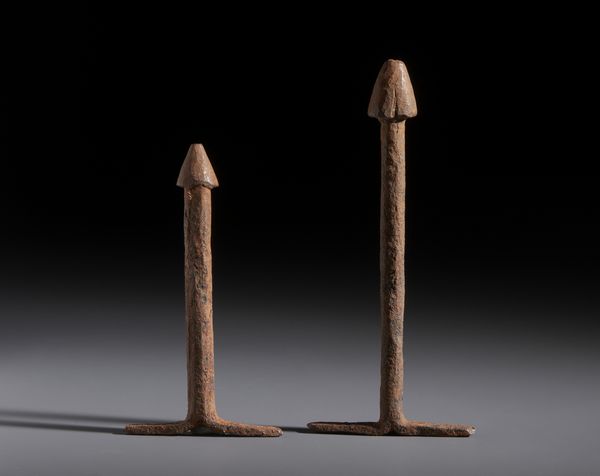 Lobi - Burkina Faso/Costa d'Avorio : Nello stile di Lotto composto da due falli in ferro  - Asta Asta 444 | AFRICA, OCEANIA E AMERICHE - ARTIGIANATO AFRICANO: VARI COMMITTENTI E SELEZIONE DALLA COLLEZIONE BARTOLOMUCCI Online - Associazione Nazionale - Case d'Asta italiane