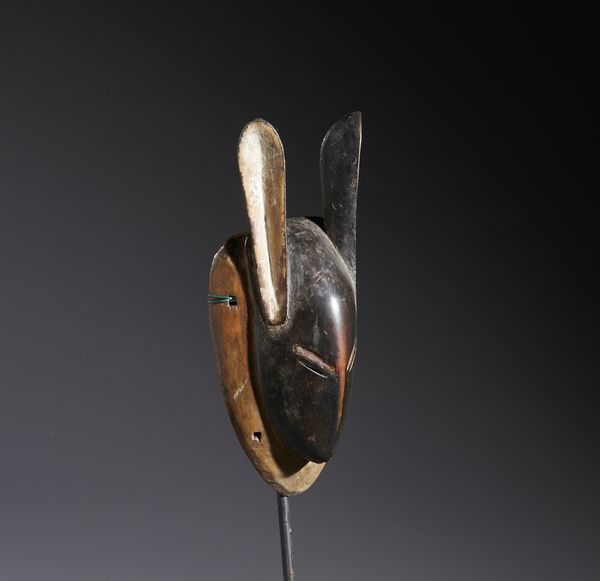 Guro - Costa d'Avorio : Nello stile di Maschera lepre in legno duro a patina naturale,  pigmento e caolino  - Asta Asta 444 | AFRICA, OCEANIA E AMERICHE - ARTIGIANATO AFRICANO: VARI COMMITTENTI E SELEZIONE DALLA COLLEZIONE BARTOLOMUCCI Online - Associazione Nazionale - Case d'Asta italiane