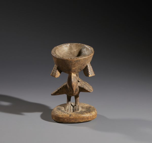 Yoruba -Nigeria : Nello stile di Scultura coppa con uccello Yoruba  in legno duro a patina naturale  - Asta Asta 444 | AFRICA, OCEANIA E AMERICHE - ARTIGIANATO AFRICANO: VARI COMMITTENTI E SELEZIONE DALLA COLLEZIONE BARTOLOMUCCI Online - Associazione Nazionale - Case d'Asta italiane