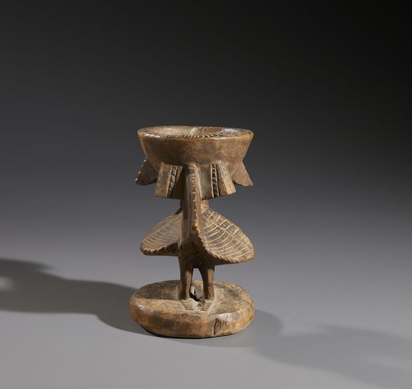 Yoruba -Nigeria : Nello stile di Scultura coppa con uccello Yoruba  in legno duro a patina naturale  - Asta Asta 444 | AFRICA, OCEANIA E AMERICHE - ARTIGIANATO AFRICANO: VARI COMMITTENTI E SELEZIONE DALLA COLLEZIONE BARTOLOMUCCI Online - Associazione Nazionale - Case d'Asta italiane