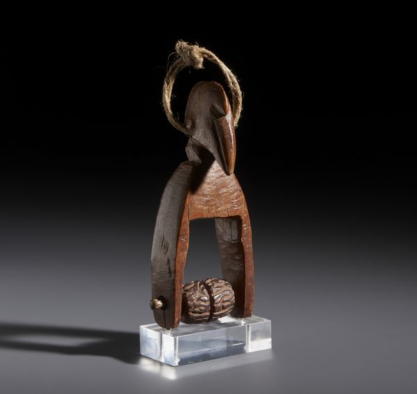 Senufo - Costa d'Avorio/Mali/Burkina Faso : Nello stile di Puleggia da telaio con calao in legno  - Asta Asta 444 | AFRICA, OCEANIA E AMERICHE - ARTIGIANATO AFRICANO: VARI COMMITTENTI E SELEZIONE DALLA COLLEZIONE BARTOLOMUCCI Online - Associazione Nazionale - Case d'Asta italiane