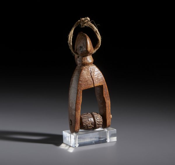 Senufo - Costa d'Avorio/Mali/Burkina Faso : Nello stile di Puleggia da telaio con calao in legno  - Asta Asta 444 | AFRICA, OCEANIA E AMERICHE - ARTIGIANATO AFRICANO: VARI COMMITTENTI E SELEZIONE DALLA COLLEZIONE BARTOLOMUCCI Online - Associazione Nazionale - Case d'Asta italiane