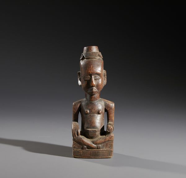 Kuba - Repubblica democratica del Congo : Nello stile di Scultura antropomorfa di Re Kuba seduto a gambe incrociate in legno duro a patina chiara  - Asta Asta 444 | AFRICA, OCEANIA E AMERICHE - ARTIGIANATO AFRICANO: VARI COMMITTENTI E SELEZIONE DALLA COLLEZIONE BARTOLOMUCCI Online - Associazione Nazionale - Case d'Asta italiane