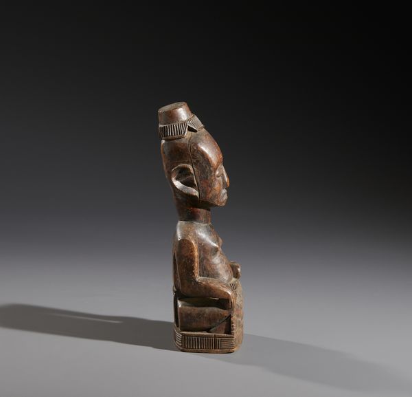 Kuba - Repubblica democratica del Congo : Nello stile di Scultura antropomorfa di Re Kuba seduto a gambe incrociate in legno duro a patina chiara  - Asta Asta 444 | AFRICA, OCEANIA E AMERICHE - ARTIGIANATO AFRICANO: VARI COMMITTENTI E SELEZIONE DALLA COLLEZIONE BARTOLOMUCCI Online - Associazione Nazionale - Case d'Asta italiane