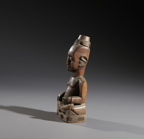 Kuba - Repubblica democratica del Congo : Nello stile di Scultura antropomorfa di Re Kuba seduto a gambe incrociate in legno duro a patina chiara  - Asta Asta 444 | AFRICA, OCEANIA E AMERICHE - ARTIGIANATO AFRICANO: VARI COMMITTENTI E SELEZIONE DALLA COLLEZIONE BARTOLOMUCCI Online - Associazione Nazionale - Case d'Asta italiane