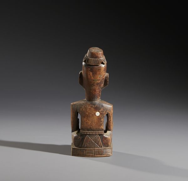 Kuba - Repubblica democratica del Congo : Nello stile di Scultura antropomorfa di Re Kuba seduto a gambe incrociate in legno duro a patina chiara  - Asta Asta 444 | AFRICA, OCEANIA E AMERICHE - ARTIGIANATO AFRICANO: VARI COMMITTENTI E SELEZIONE DALLA COLLEZIONE BARTOLOMUCCI Online - Associazione Nazionale - Case d'Asta italiane