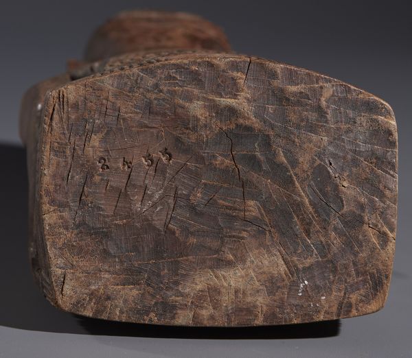 Kuba - Repubblica democratica del Congo : Nello stile di Scultura antropomorfa di Re Kuba seduto a gambe incrociate in legno duro a patina chiara  - Asta Asta 444 | AFRICA, OCEANIA E AMERICHE - ARTIGIANATO AFRICANO: VARI COMMITTENTI E SELEZIONE DALLA COLLEZIONE BARTOLOMUCCI Online - Associazione Nazionale - Case d'Asta italiane