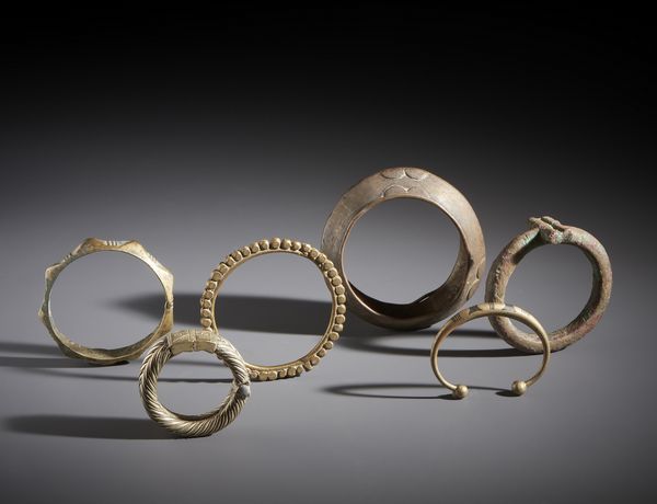 AUTORI VARI : Lotto composto da 6 bracciali in vari materiali metallici di differenti qualit, dimensione, epoca e zona di provenienza  - Asta Asta 444 | AFRICA, OCEANIA E AMERICHE - ARTIGIANATO AFRICANO: VARI COMMITTENTI E SELEZIONE DALLA COLLEZIONE BARTOLOMUCCI Online - Associazione Nazionale - Case d'Asta italiane