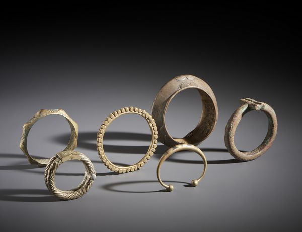 AUTORI VARI : Lotto composto da 6 bracciali in vari materiali metallici di differenti qualit, dimensione, epoca e zona di provenienza  - Asta Asta 444 | AFRICA, OCEANIA E AMERICHE - ARTIGIANATO AFRICANO: VARI COMMITTENTI E SELEZIONE DALLA COLLEZIONE BARTOLOMUCCI Online - Associazione Nazionale - Case d'Asta italiane
