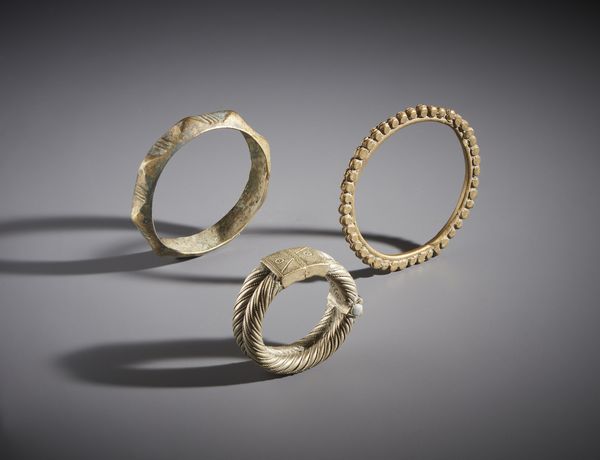 AUTORI VARI : Lotto composto da 6 bracciali in vari materiali metallici di differenti qualit, dimensione, epoca e zona di provenienza  - Asta Asta 444 | AFRICA, OCEANIA E AMERICHE - ARTIGIANATO AFRICANO: VARI COMMITTENTI E SELEZIONE DALLA COLLEZIONE BARTOLOMUCCI Online - Associazione Nazionale - Case d'Asta italiane