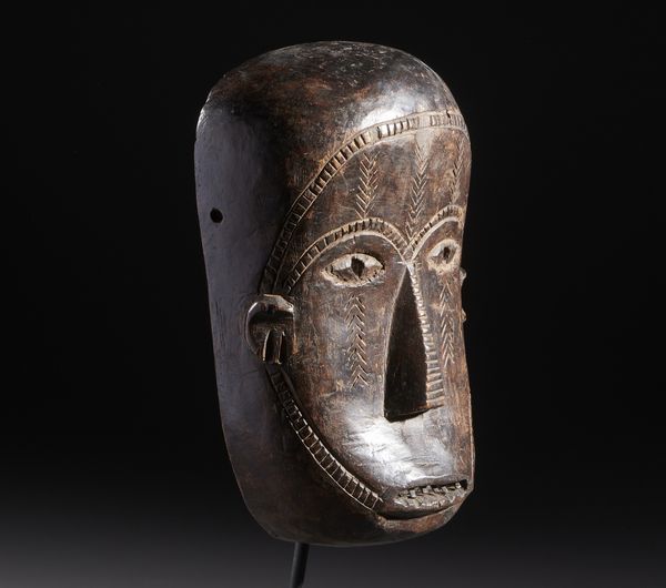 Ngbaka - Repubblica democratica del Congo : Nello stile di Maschera antropomorfa in legno duro a patina marrone  - Asta Asta 444 | AFRICA, OCEANIA E AMERICHE - ARTIGIANATO AFRICANO: VARI COMMITTENTI E SELEZIONE DALLA COLLEZIONE BARTOLOMUCCI Online - Associazione Nazionale - Case d'Asta italiane