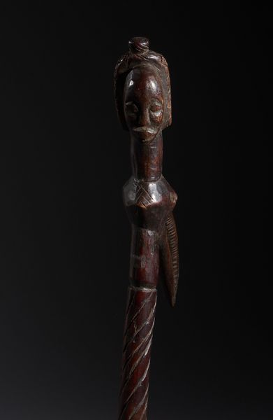 Bwa - Mali/Burkina Faso : Nello stile di Bastone-insegna di rango con figure antropozoomorfe in legno duro a patina marrone  - Asta Asta 444 | AFRICA, OCEANIA E AMERICHE - ARTIGIANATO AFRICANO: VARI COMMITTENTI E SELEZIONE DALLA COLLEZIONE BARTOLOMUCCI Online - Associazione Nazionale - Case d'Asta italiane