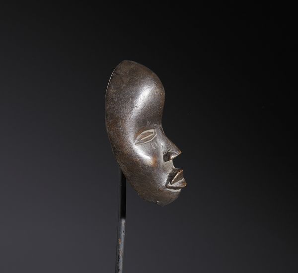 Dan - Costa d'Avorio/Liberia : Nello stile di Piccola maschera antropomorfa in legno a patina scura  - Asta Asta 444 | AFRICA, OCEANIA E AMERICHE - ARTIGIANATO AFRICANO: VARI COMMITTENTI E SELEZIONE DALLA COLLEZIONE BARTOLOMUCCI Online - Associazione Nazionale - Case d'Asta italiane