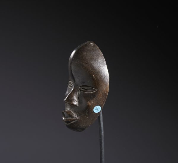 Dan - Costa d'Avorio/Liberia : Nello stile di Piccola maschera antropomorfa in legno a patina scura  - Asta Asta 444 | AFRICA, OCEANIA E AMERICHE - ARTIGIANATO AFRICANO: VARI COMMITTENTI E SELEZIONE DALLA COLLEZIONE BARTOLOMUCCI Online - Associazione Nazionale - Case d'Asta italiane