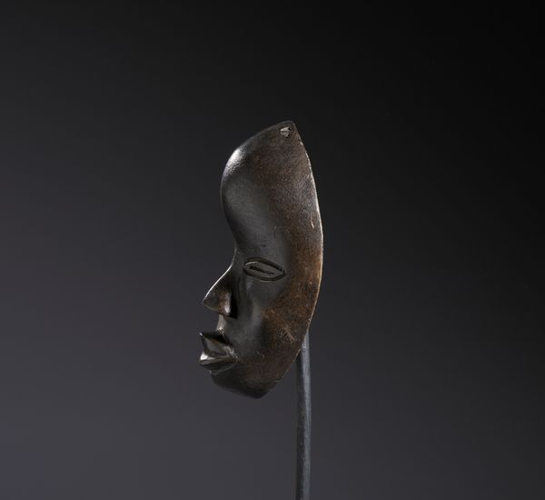 Dan - Costa d'Avorio/Liberia : Nello stile di Piccola maschera antropomorfa in legno a patina scura  - Asta Asta 444 | AFRICA, OCEANIA E AMERICHE - ARTIGIANATO AFRICANO: VARI COMMITTENTI E SELEZIONE DALLA COLLEZIONE BARTOLOMUCCI Online - Associazione Nazionale - Case d'Asta italiane