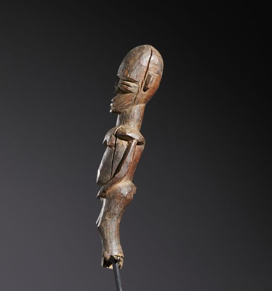 Lobi - Burkina Faso/Costa d'Avorio : Nello stile di Scultura antropomorfa  in legno duro a patina scura  - Asta Asta 444 | AFRICA, OCEANIA E AMERICHE - ARTIGIANATO AFRICANO: VARI COMMITTENTI E SELEZIONE DALLA COLLEZIONE BARTOLOMUCCI Online - Associazione Nazionale - Case d'Asta italiane