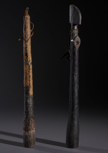 AUTORI VARI : Lotto composto  di due trombe traverse in legno duro a patina scura, fibre e pelle  - Asta Asta 444 | AFRICA, OCEANIA E AMERICHE - ARTIGIANATO AFRICANO: VARI COMMITTENTI E SELEZIONE DALLA COLLEZIONE BARTOLOMUCCI Online - Associazione Nazionale - Case d'Asta italiane