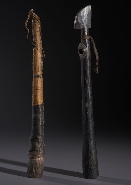 AUTORI VARI : Lotto composto  di due trombe traverse in legno duro a patina scura, fibre e pelle  - Asta Asta 444 | AFRICA, OCEANIA E AMERICHE - ARTIGIANATO AFRICANO: VARI COMMITTENTI E SELEZIONE DALLA COLLEZIONE BARTOLOMUCCI Online - Associazione Nazionale - Case d'Asta italiane