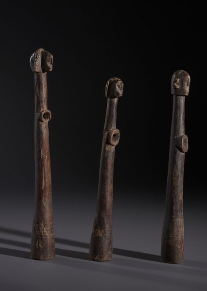 Lobi - Burkina Faso/Costa d'Avorio : Nello stile di Lotto composto da tre trombe traverse in legno duro a patina  scura con testine antropomorfe  - Asta Asta 444 | AFRICA, OCEANIA E AMERICHE - ARTIGIANATO AFRICANO: VARI COMMITTENTI E SELEZIONE DALLA COLLEZIONE BARTOLOMUCCI Online - Associazione Nazionale - Case d'Asta italiane