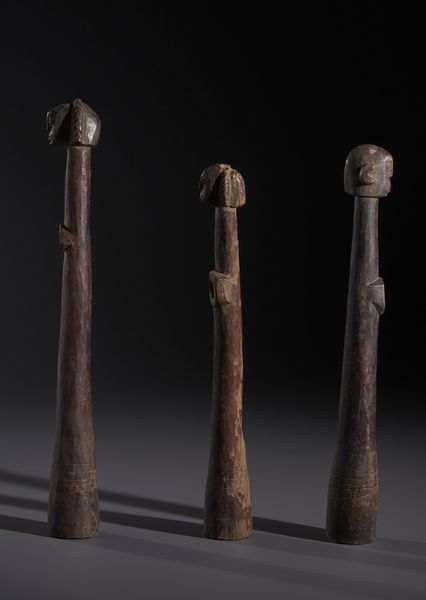 Lobi - Burkina Faso/Costa d'Avorio : Nello stile di Lotto composto da tre trombe traverse in legno duro a patina  scura con testine antropomorfe  - Asta Asta 444 | AFRICA, OCEANIA E AMERICHE - ARTIGIANATO AFRICANO: VARI COMMITTENTI E SELEZIONE DALLA COLLEZIONE BARTOLOMUCCI Online - Associazione Nazionale - Case d'Asta italiane