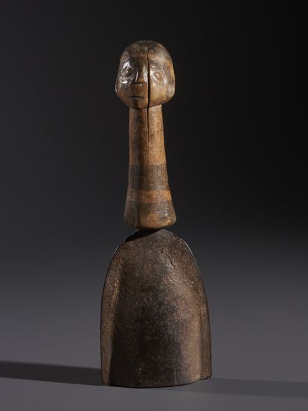 Lobi - Burkina Faso/Costa d'Avorio : Nello stile di Campana in ferro  con impugnatura in legno duro a patina chiara e pigmenti con testina antropomorfa  - Asta Asta 444 | AFRICA, OCEANIA E AMERICHE - ARTIGIANATO AFRICANO: VARI COMMITTENTI E SELEZIONE DALLA COLLEZIONE BARTOLOMUCCI Online - Associazione Nazionale - Case d'Asta italiane