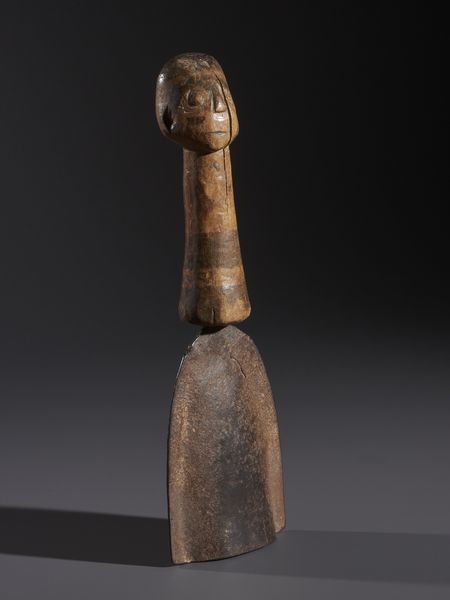 Lobi - Burkina Faso/Costa d'Avorio : Nello stile di Campana in ferro  con impugnatura in legno duro a patina chiara e pigmenti con testina antropomorfa  - Asta Asta 444 | AFRICA, OCEANIA E AMERICHE - ARTIGIANATO AFRICANO: VARI COMMITTENTI E SELEZIONE DALLA COLLEZIONE BARTOLOMUCCI Online - Associazione Nazionale - Case d'Asta italiane