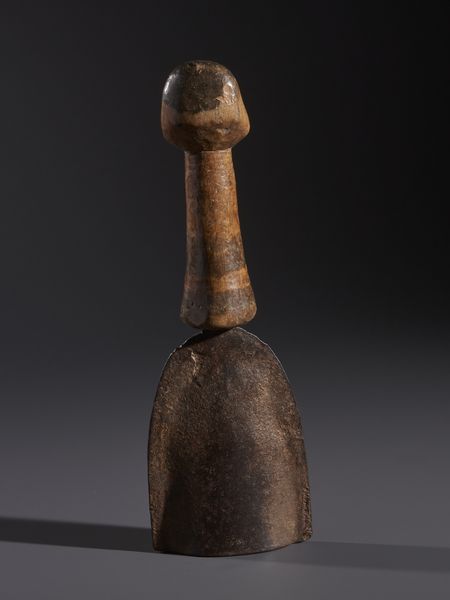 Lobi - Burkina Faso/Costa d'Avorio : Nello stile di Campana in ferro  con impugnatura in legno duro a patina chiara e pigmenti con testina antropomorfa  - Asta Asta 444 | AFRICA, OCEANIA E AMERICHE - ARTIGIANATO AFRICANO: VARI COMMITTENTI E SELEZIONE DALLA COLLEZIONE BARTOLOMUCCI Online - Associazione Nazionale - Case d'Asta italiane
