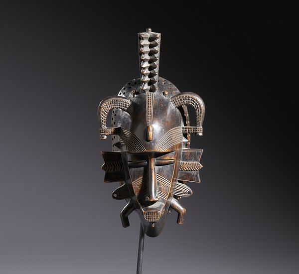 Senufo - Costa d'Avorio/Mali/Burkina Faso : Nello stile di Maschera antropozoomorfa in legno duro a patina scura  - Asta Asta 444 | AFRICA, OCEANIA E AMERICHE - ARTIGIANATO AFRICANO: VARI COMMITTENTI E SELEZIONE DALLA COLLEZIONE BARTOLOMUCCI Online - Associazione Nazionale - Case d'Asta italiane