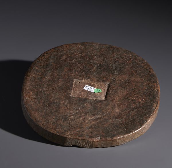 Yoruba -Nigeria : Nello stile di Piatto divinatorio in legno duro a patina marrone decorato  con quattro volti antropomorfi e figure geometriche  - Asta Asta 444 | AFRICA, OCEANIA E AMERICHE - ARTIGIANATO AFRICANO: VARI COMMITTENTI E SELEZIONE DALLA COLLEZIONE BARTOLOMUCCI Online - Associazione Nazionale - Case d'Asta italiane