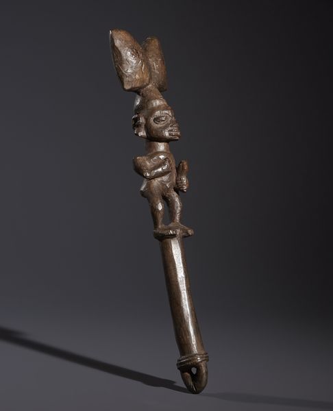 Yoruba -Nigeria : Nello stile di Insegna cerimoniale  Shango in legno duro a patina marrone con rappresentazione di figura antropomorfa  - Asta Asta 444 | AFRICA, OCEANIA E AMERICHE - ARTIGIANATO AFRICANO: VARI COMMITTENTI E SELEZIONE DALLA COLLEZIONE BARTOLOMUCCI Online - Associazione Nazionale - Case d'Asta italiane