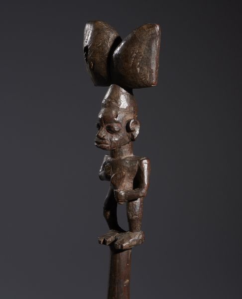 Yoruba -Nigeria : Nello stile di Insegna cerimoniale  Shango in legno duro a patina marrone con rappresentazione di figura antropomorfa  - Asta Asta 444 | AFRICA, OCEANIA E AMERICHE - ARTIGIANATO AFRICANO: VARI COMMITTENTI E SELEZIONE DALLA COLLEZIONE BARTOLOMUCCI Online - Associazione Nazionale - Case d'Asta italiane