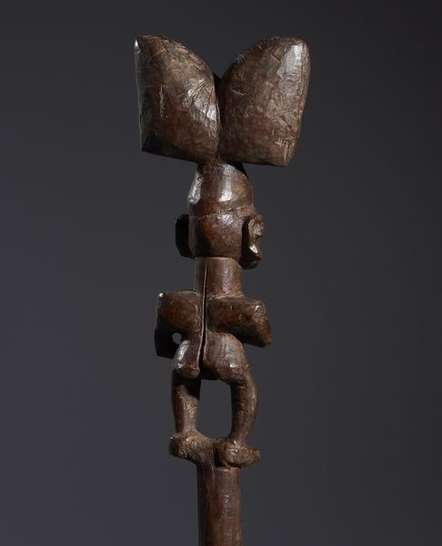 Yoruba -Nigeria : Nello stile di Insegna cerimoniale  Shango in legno duro a patina marrone con rappresentazione di figura antropomorfa  - Asta Asta 444 | AFRICA, OCEANIA E AMERICHE - ARTIGIANATO AFRICANO: VARI COMMITTENTI E SELEZIONE DALLA COLLEZIONE BARTOLOMUCCI Online - Associazione Nazionale - Case d'Asta italiane