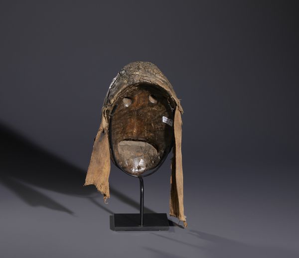 Dan - Costa d'Avorio/Liberia : Nello stile di Maschera antropomorfa  in legno a patina marrone e fibre  - Asta Asta 444 | AFRICA, OCEANIA E AMERICHE - ARTIGIANATO AFRICANO: VARI COMMITTENTI E SELEZIONE DALLA COLLEZIONE BARTOLOMUCCI Online - Associazione Nazionale - Case d'Asta italiane