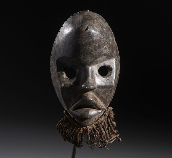 Dan - Costa d'Avorio/Liberia : Nello stile di Maschera antropomorfa in legno duro a patina scura, metallo e fibre  - Asta Asta 444 | AFRICA, OCEANIA E AMERICHE - ARTIGIANATO AFRICANO: VARI COMMITTENTI E SELEZIONE DALLA COLLEZIONE BARTOLOMUCCI Online - Associazione Nazionale - Case d'Asta italiane