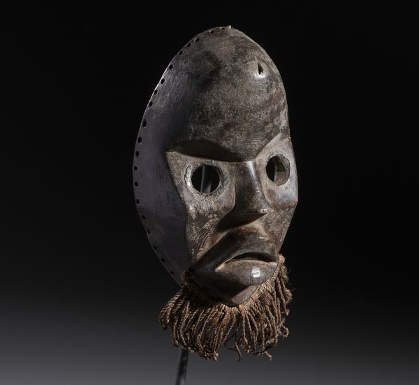 Dan - Costa d'Avorio/Liberia : Nello stile di Maschera antropomorfa in legno duro a patina scura, metallo e fibre  - Asta Asta 444 | AFRICA, OCEANIA E AMERICHE - ARTIGIANATO AFRICANO: VARI COMMITTENTI E SELEZIONE DALLA COLLEZIONE BARTOLOMUCCI Online - Associazione Nazionale - Case d'Asta italiane