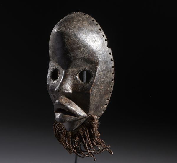 Dan - Costa d'Avorio/Liberia : Nello stile di Maschera antropomorfa in legno duro a patina scura, metallo e fibre  - Asta Asta 444 | AFRICA, OCEANIA E AMERICHE - ARTIGIANATO AFRICANO: VARI COMMITTENTI E SELEZIONE DALLA COLLEZIONE BARTOLOMUCCI Online - Associazione Nazionale - Case d'Asta italiane