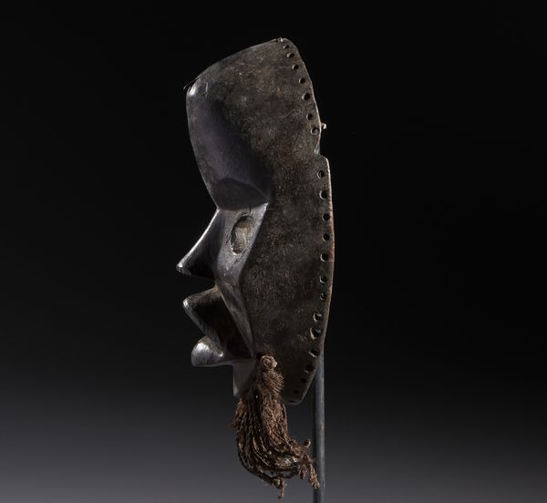 Dan - Costa d'Avorio/Liberia : Nello stile di Maschera antropomorfa in legno duro a patina scura, metallo e fibre  - Asta Asta 444 | AFRICA, OCEANIA E AMERICHE - ARTIGIANATO AFRICANO: VARI COMMITTENTI E SELEZIONE DALLA COLLEZIONE BARTOLOMUCCI Online - Associazione Nazionale - Case d'Asta italiane