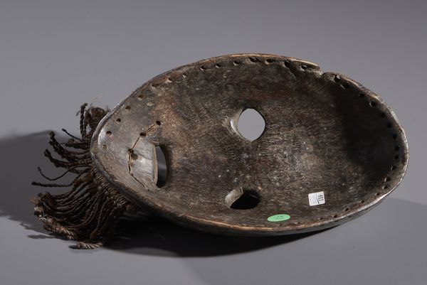 Dan - Costa d'Avorio/Liberia : Nello stile di Maschera antropomorfa in legno duro a patina scura, metallo e fibre  - Asta Asta 444 | AFRICA, OCEANIA E AMERICHE - ARTIGIANATO AFRICANO: VARI COMMITTENTI E SELEZIONE DALLA COLLEZIONE BARTOLOMUCCI Online - Associazione Nazionale - Case d'Asta italiane