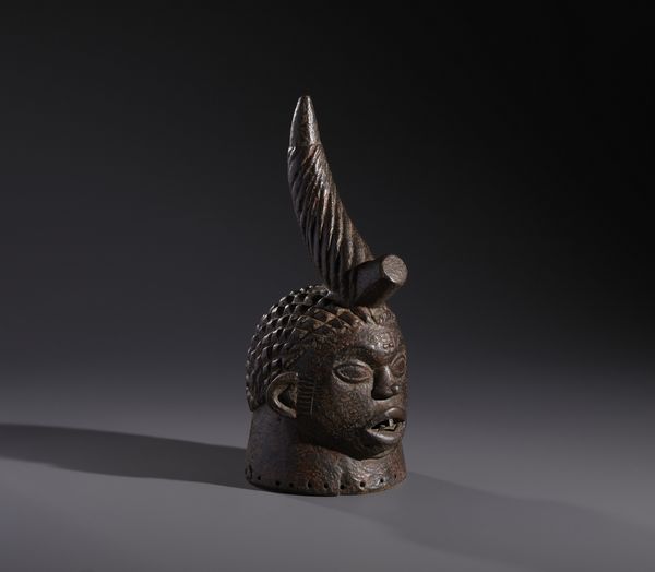 Yoruba -Nigeria : Nello stile di Maschera a casco antropomorfa in legno duro a patina scura e crostosa  - Asta Asta 444 | AFRICA, OCEANIA E AMERICHE - ARTIGIANATO AFRICANO: VARI COMMITTENTI E SELEZIONE DALLA COLLEZIONE BARTOLOMUCCI Online - Associazione Nazionale - Case d'Asta italiane