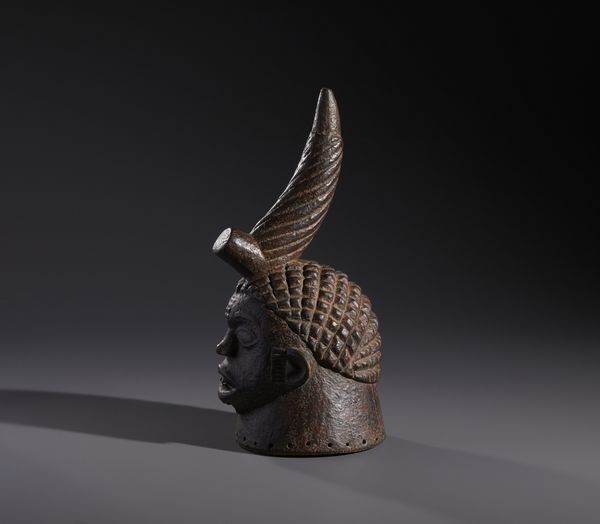 Yoruba -Nigeria : Nello stile di Maschera a casco antropomorfa in legno duro a patina scura e crostosa  - Asta Asta 444 | AFRICA, OCEANIA E AMERICHE - ARTIGIANATO AFRICANO: VARI COMMITTENTI E SELEZIONE DALLA COLLEZIONE BARTOLOMUCCI Online - Associazione Nazionale - Case d'Asta italiane