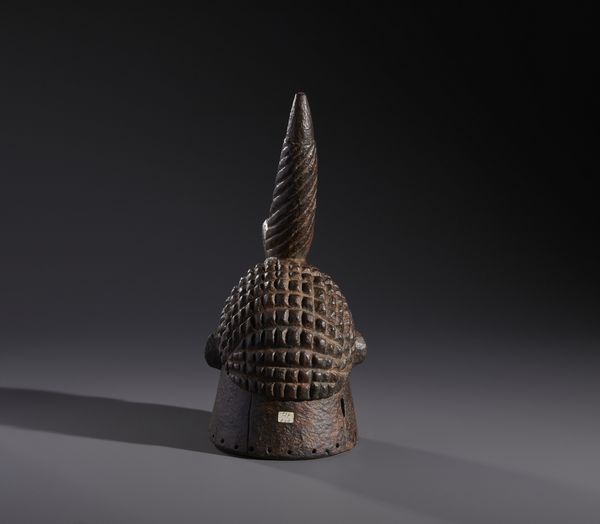 Yoruba -Nigeria : Nello stile di Maschera a casco antropomorfa in legno duro a patina scura e crostosa  - Asta Asta 444 | AFRICA, OCEANIA E AMERICHE - ARTIGIANATO AFRICANO: VARI COMMITTENTI E SELEZIONE DALLA COLLEZIONE BARTOLOMUCCI Online - Associazione Nazionale - Case d'Asta italiane