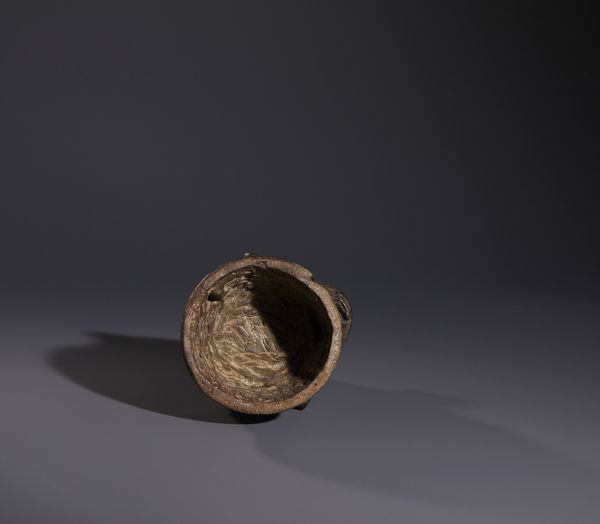 Yoruba -Nigeria : Nello stile di Maschera a casco antropomorfa in legno duro a patina scura e crostosa  - Asta Asta 444 | AFRICA, OCEANIA E AMERICHE - ARTIGIANATO AFRICANO: VARI COMMITTENTI E SELEZIONE DALLA COLLEZIONE BARTOLOMUCCI Online - Associazione Nazionale - Case d'Asta italiane