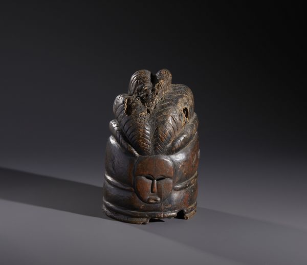 Mende - Sierra Leone : Nello stile di Maschera a casco in legno duro a patina marronecon difetti e mancanze  - Asta Asta 444 | AFRICA, OCEANIA E AMERICHE - ARTIGIANATO AFRICANO: VARI COMMITTENTI E SELEZIONE DALLA COLLEZIONE BARTOLOMUCCI Online - Associazione Nazionale - Case d'Asta italiane