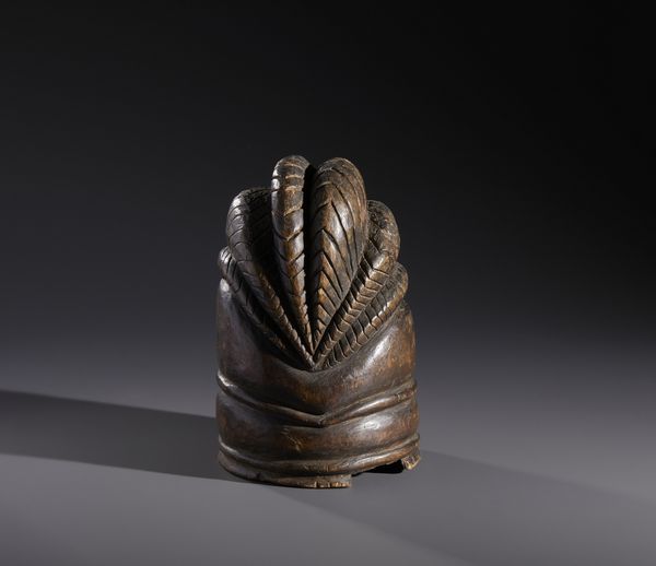 Mende - Sierra Leone : Nello stile di Maschera a casco in legno duro a patina marronecon difetti e mancanze  - Asta Asta 444 | AFRICA, OCEANIA E AMERICHE - ARTIGIANATO AFRICANO: VARI COMMITTENTI E SELEZIONE DALLA COLLEZIONE BARTOLOMUCCI Online - Associazione Nazionale - Case d'Asta italiane