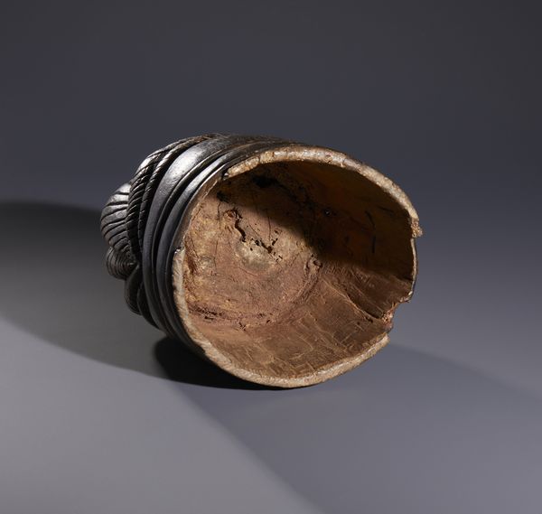 Mende - Sierra Leone : Nello stile di Maschera a casco in legno duro a patina marronecon difetti e mancanze  - Asta Asta 444 | AFRICA, OCEANIA E AMERICHE - ARTIGIANATO AFRICANO: VARI COMMITTENTI E SELEZIONE DALLA COLLEZIONE BARTOLOMUCCI Online - Associazione Nazionale - Case d'Asta italiane