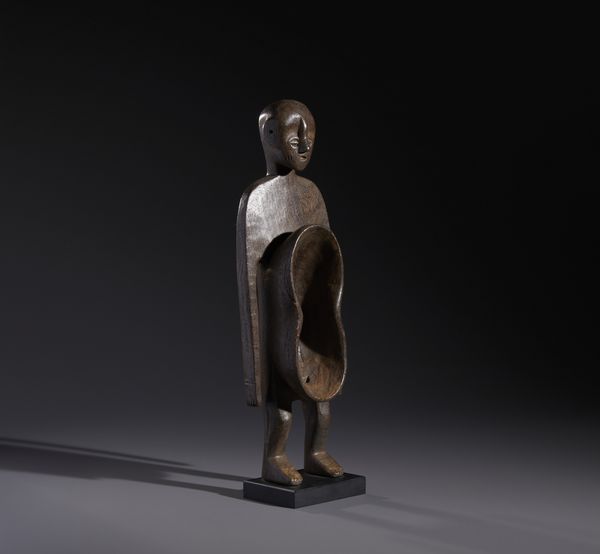 Koro - Nigeria : Nello stile di Scultura antropomorfa con doppia coppa rituale nella parte addominaleLegno duro a patina scura  - Asta Asta 444 | AFRICA, OCEANIA E AMERICHE - ARTIGIANATO AFRICANO: VARI COMMITTENTI E SELEZIONE DALLA COLLEZIONE BARTOLOMUCCI Online - Associazione Nazionale - Case d'Asta italiane