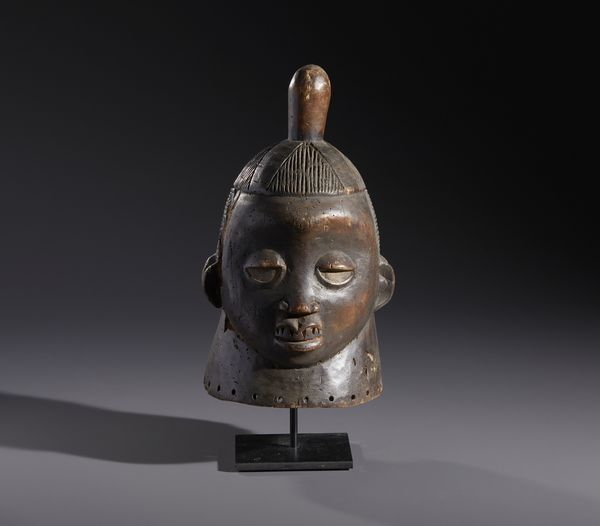 Yoruba -Nigeria : Nello stile diMaschera antropomorfa  gianeiforme in legno a patina marrone  - Asta Asta 444 | AFRICA, OCEANIA E AMERICHE - ARTIGIANATO AFRICANO: VARI COMMITTENTI E SELEZIONE DALLA COLLEZIONE BARTOLOMUCCI Online - Associazione Nazionale - Case d'Asta italiane