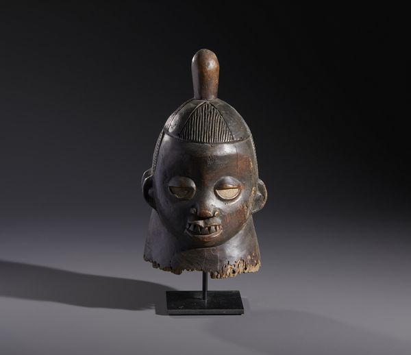 Yoruba -Nigeria : Nello stile diMaschera antropomorfa  gianeiforme in legno a patina marrone  - Asta Asta 444 | AFRICA, OCEANIA E AMERICHE - ARTIGIANATO AFRICANO: VARI COMMITTENTI E SELEZIONE DALLA COLLEZIONE BARTOLOMUCCI Online - Associazione Nazionale - Case d'Asta italiane