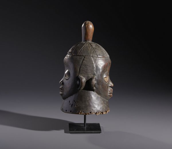 Yoruba -Nigeria : Nello stile diMaschera antropomorfa  gianeiforme in legno a patina marrone  - Asta Asta 444 | AFRICA, OCEANIA E AMERICHE - ARTIGIANATO AFRICANO: VARI COMMITTENTI E SELEZIONE DALLA COLLEZIONE BARTOLOMUCCI Online - Associazione Nazionale - Case d'Asta italiane