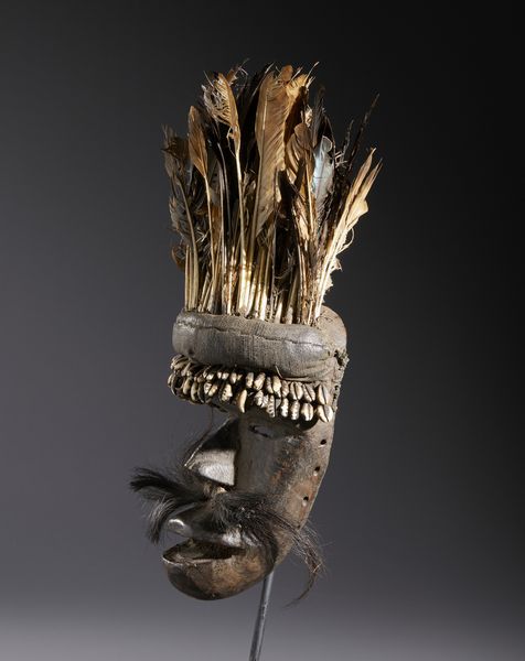 Dan - Costa d'Avorio/Liberia : Nello stile di Maschera antropomorfa  in legno, fibre, conchiglie, piume  - Asta Asta 444 | AFRICA, OCEANIA E AMERICHE - ARTIGIANATO AFRICANO: VARI COMMITTENTI E SELEZIONE DALLA COLLEZIONE BARTOLOMUCCI Online - Associazione Nazionale - Case d'Asta italiane